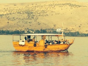 BARCO NO MAR DA GALILEIA.